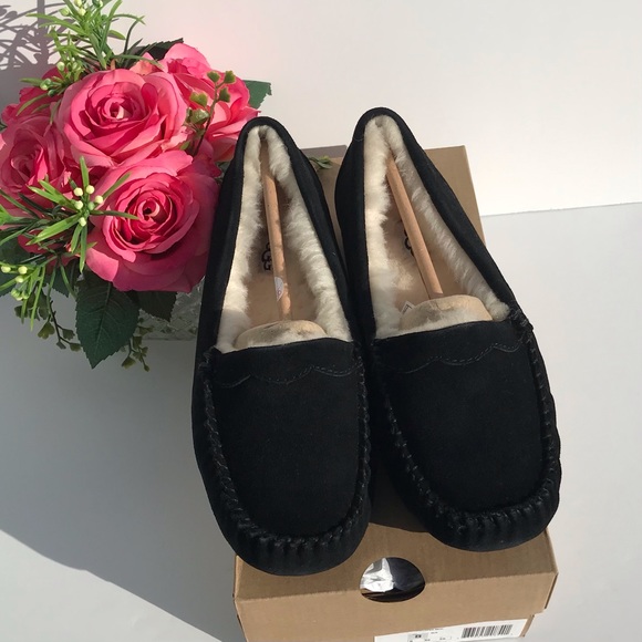 UGG Scallop Moc - Picture 2 of 11